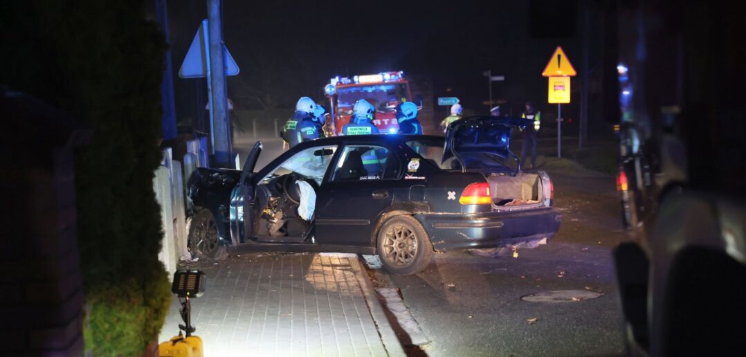 Kierowca osob&oacute;wki wjechał w ogrodzenie jednej z posesji w Domecku