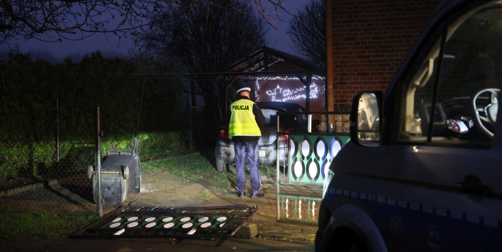 Wypadek w Mechnicach. 7-latek potrącił samochodem swoją siostrę