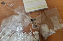 Ponad 1200 porcji narkotyk&oacute;w przejętych w gminie Biała. Trzy osoby z zarzutami