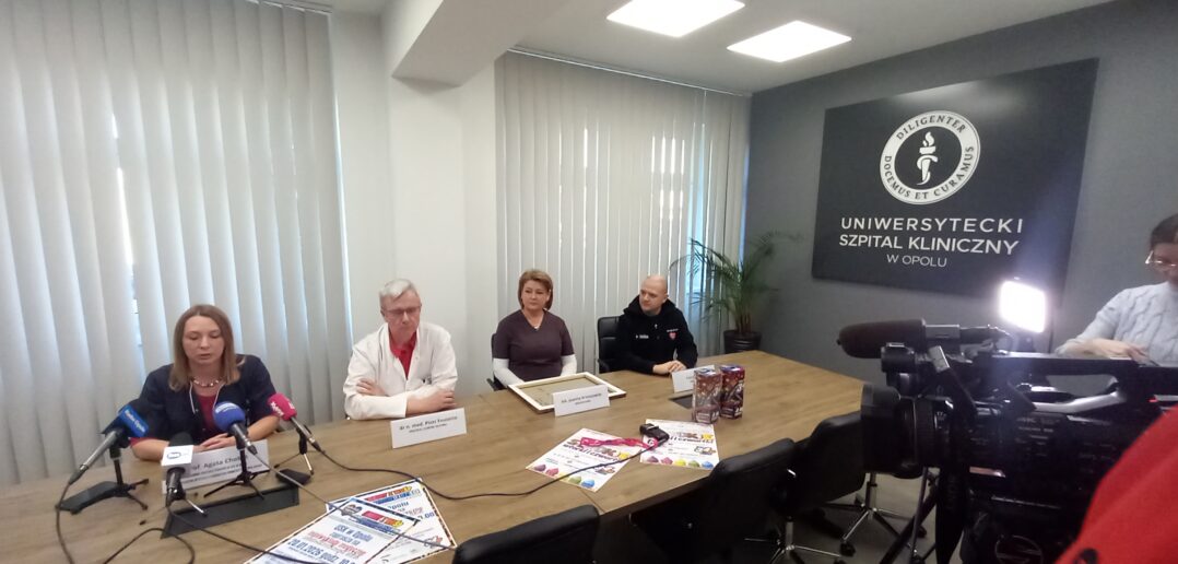 Brzuszki, kt&oacute;re bolą. O dzieciach, medycynie i sensie pomagania