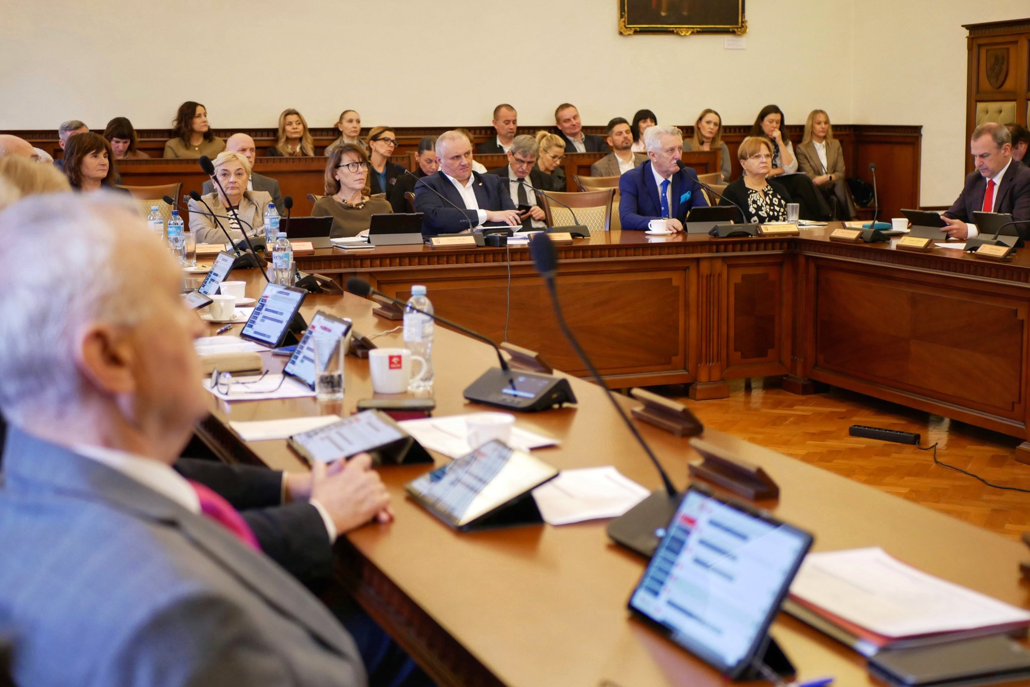 Promocja czy sensacja? Dokumenty obnażają polityczną pianę wokół „afery winiarskiej” w powiecie nyskim