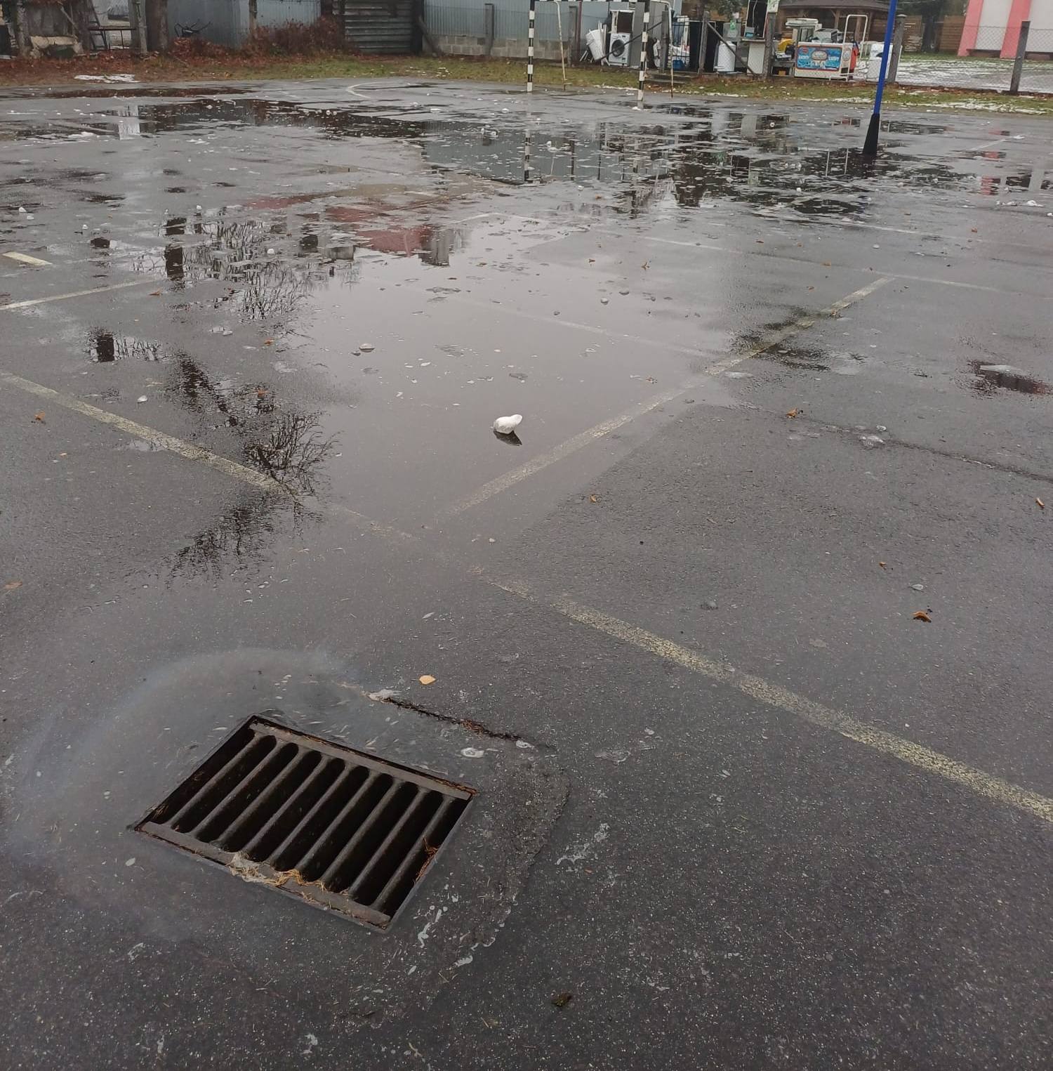 Nowa jakość sportu przy szkole w Osowcu. Asfalt odchodzi do historii