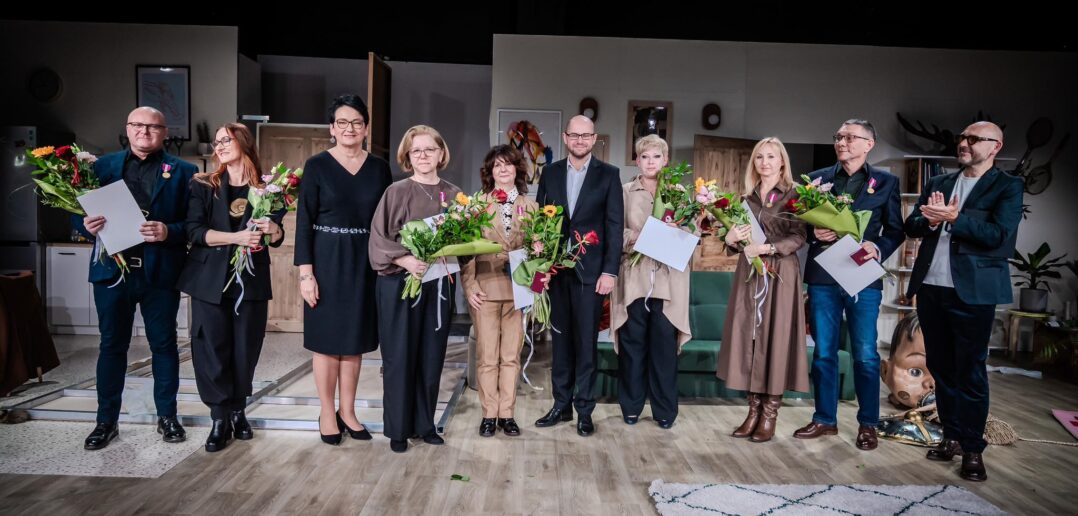 Medale na finał p&oacute;łwiecza. Teatr zaczyna rok od ludzi z drugiego planu