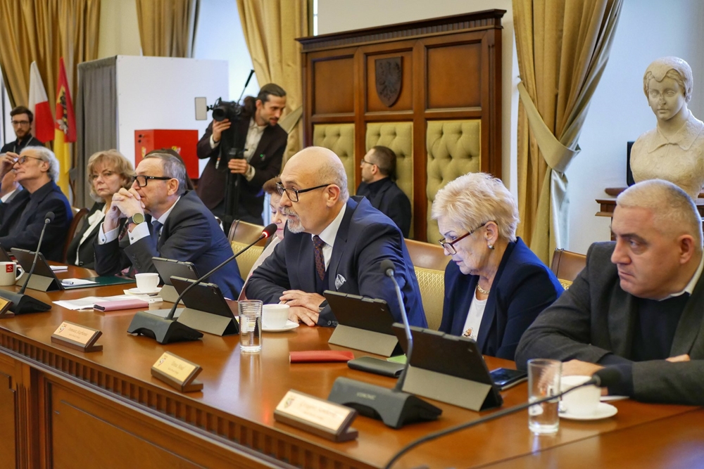 Nyski teatr polityczny: Między kartą podarunkową a szpitalnym łóżkiem