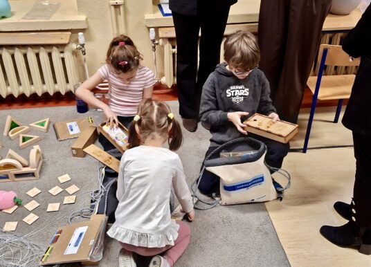 Terapia, która dojeżdża do dzieci. Mobilne sale sensoryczne już w powiecie nyskim