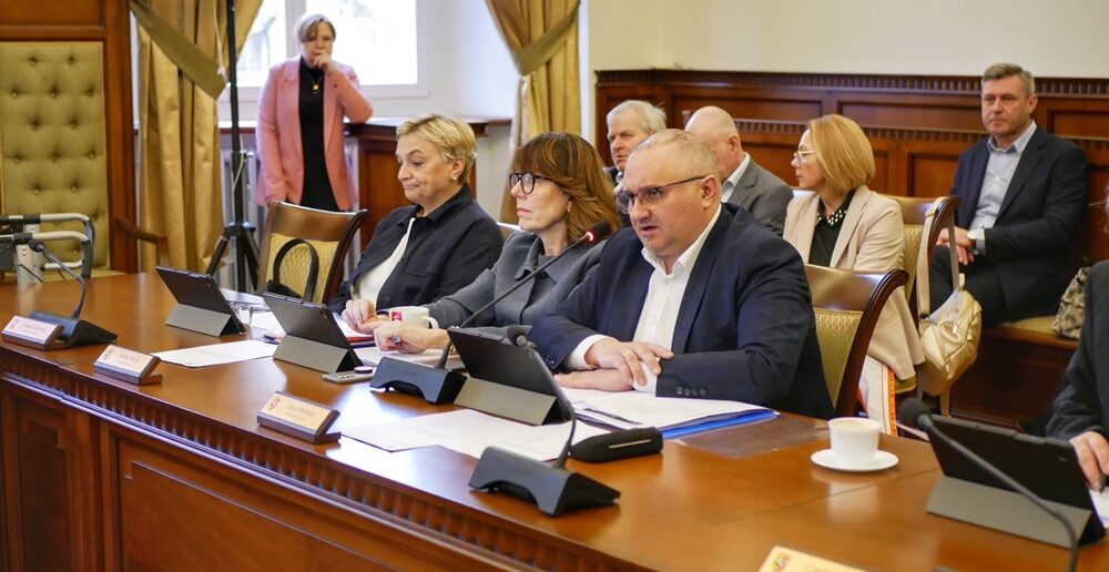 Nyski teatr polityczny: Między kartą podarunkową a szpitalnym ł&oacute;żkiem