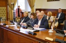 Nyski teatr polityczny: Między kartą podarunkową a szpitalnym ł&oacute;żkiem