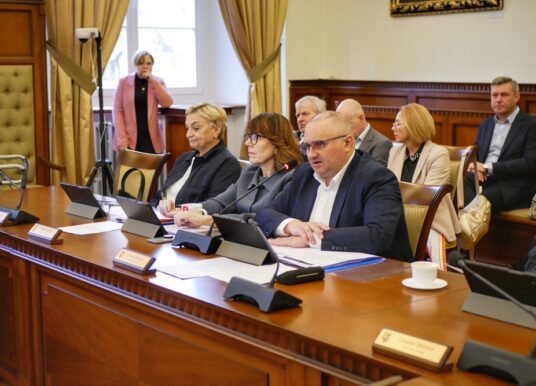 Nyski teatr polityczny: Między kartą podarunkową a szpitalnym łóżkiem