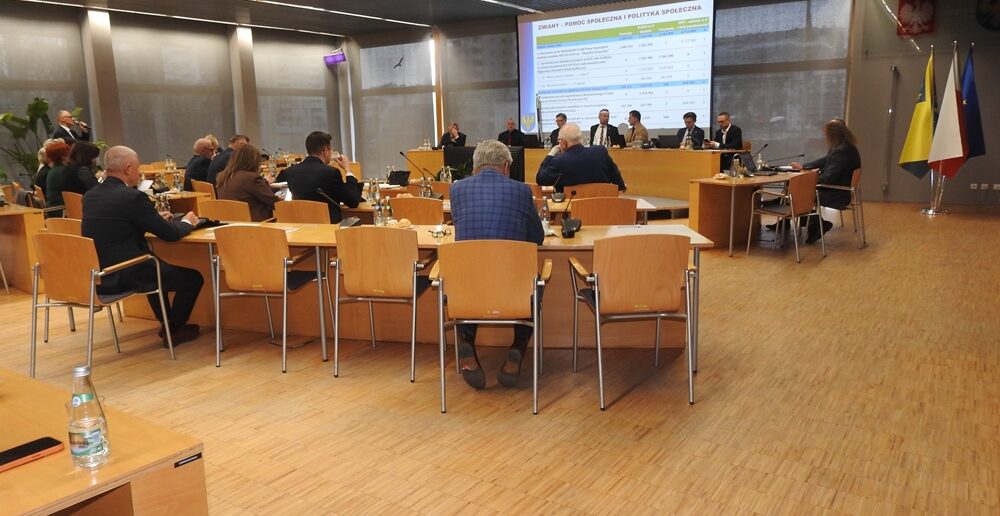 Sejmik wojew&oacute;dztwa: ciszej na drogach, więcej pieniędzy na sport i obywatelskie projekty