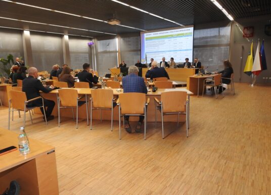 Sejmik województwa: ciszej na drogach, więcej pieniędzy na sport i obywatelskie projekty