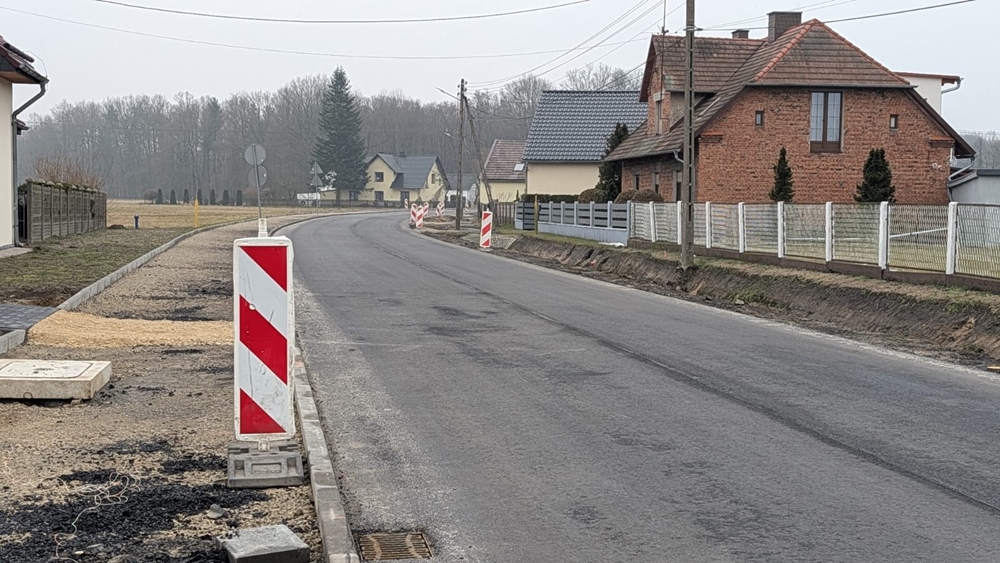 Ul. Spóracka w Krasiejowie na finiszu. Kluczowa droga powiatowa zmienia standard