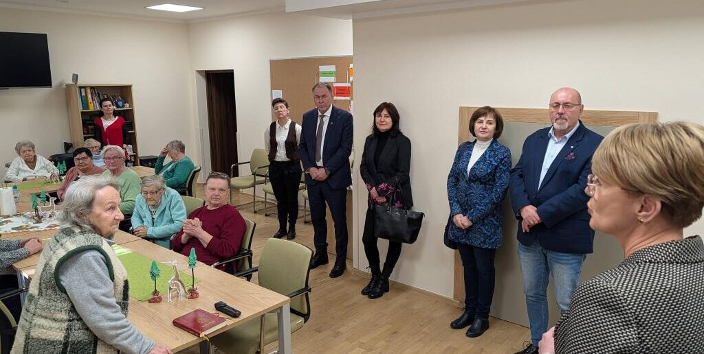 Nowa energia, nowe wnętrza, nowe możliwości. Dom Dzienny &bdquo;Senior+&rdquo; w Pr&oacute;szkowie po metamorfozie