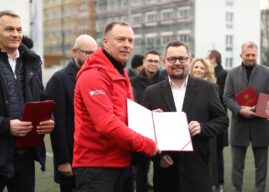 Nowa jakość sportu przy szkole w Osowcu. Asfalt odchodzi do historii