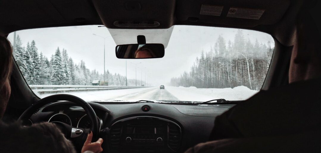 Zima za kierownicą: najczęstsze błędy prowadzące do niebezpiecznych sytuacji