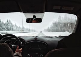 Zima za kierownicą: najczęstsze błędy prowadzące do niebezpiecznych sytuacji