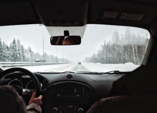 Zima za kierownicą: najczęstsze błędy prowadzące do niebezpiecznych sytuacji