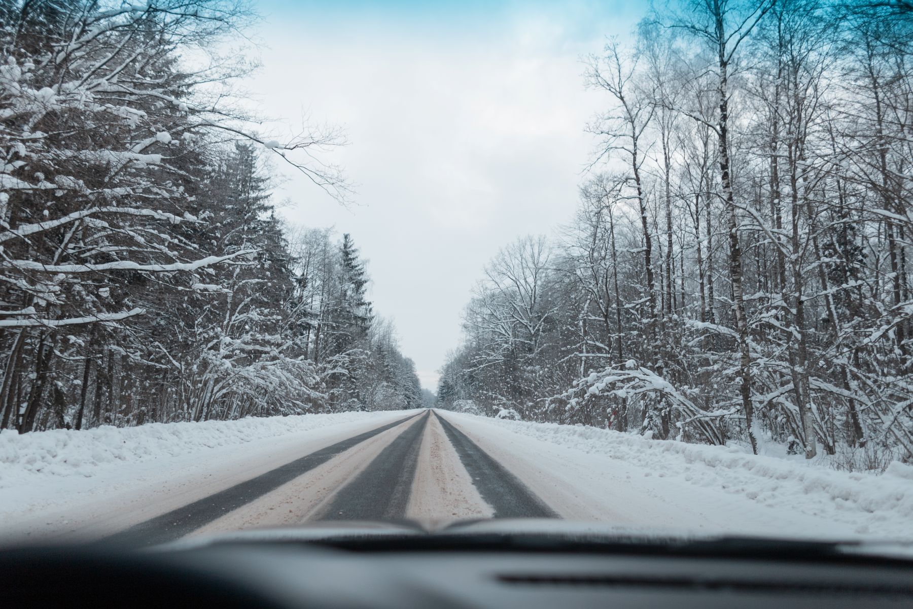 Zima za kierownicą: najczęstsze błędy prowadzące do niebezpiecznych sytuacji
