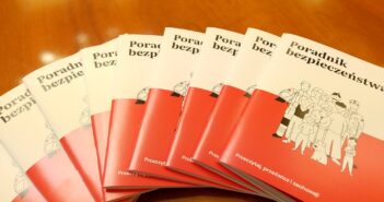 Kreatywność oszust&oacute;w nie zna granic. Teraz grają &bdquo;na Poradnik Bezpieczeństwa&rdquo;