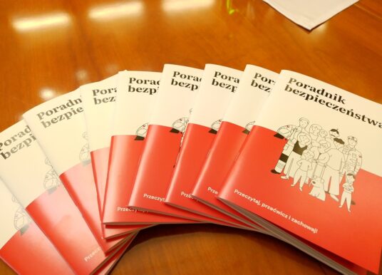 Kreatywność oszustów nie zna granic. Teraz grają „na Poradnik Bezpieczeństwa”