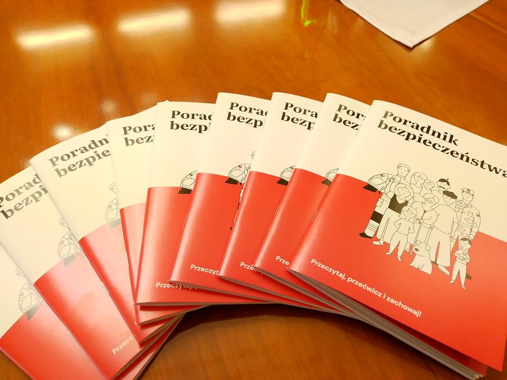 Kreatywność oszustów nie zna granic. Teraz grają „na Poradnik Bezpieczeństwa”