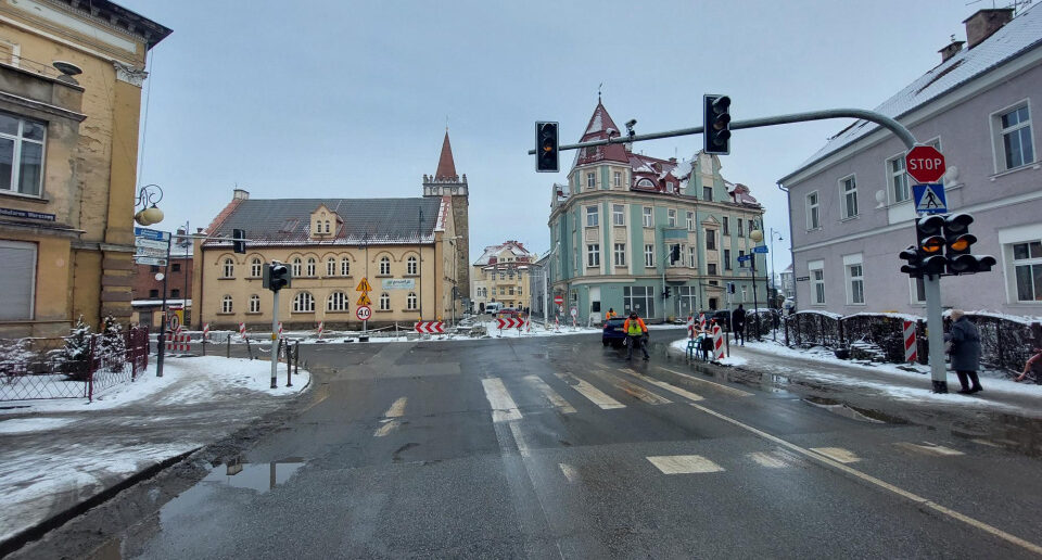 Nocne zmiany na kluczowym skrzyżowaniu w Głuchołazach. Kolejny etap rozbudowy DK4 Nocne zmiany na kluczowym skrzyżowaniu w Głuchołazach. Kolejny etap rozbudowy DK4