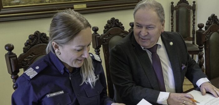 Mundur w murach, czyli o trudnej sztuce dyplomacji na kampusie