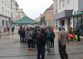 Statystyka, która ma twarz głodu. Dlaczego wielkie kamery omijają kolejki po zupę?