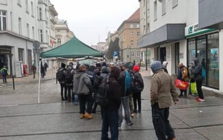 Statystyka, kt&oacute;ra ma twarz głodu. Dlaczego wielkie kamery omijają kolejki po zupę?