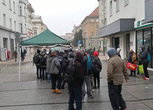 Statystyka, która ma twarz głodu. Dlaczego wielkie kamery omijają kolejki po zupę?