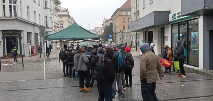 Statystyka, kt&oacute;ra ma twarz głodu. Dlaczego wielkie kamery omijają kolejki po zupę?