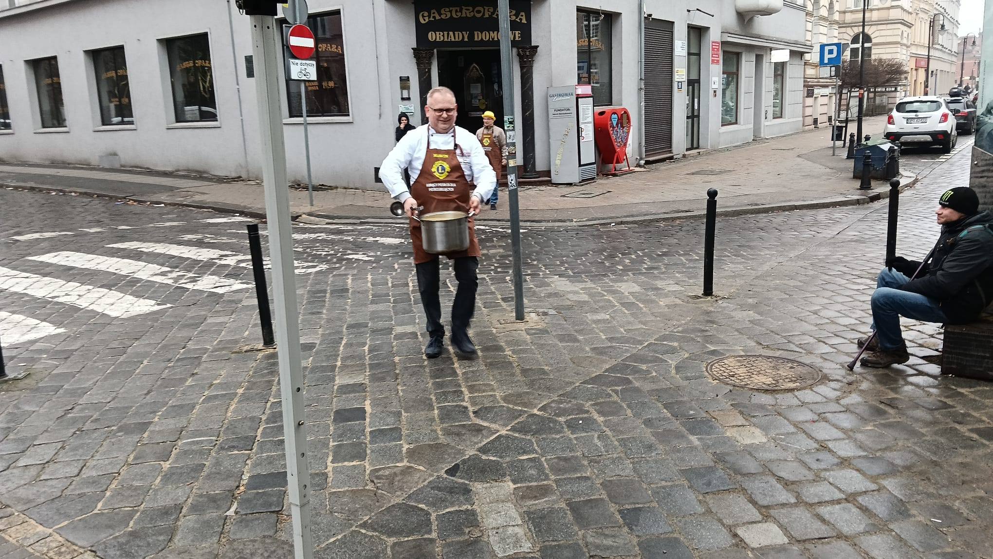 Statystyka, która ma twarz głodu. Dlaczego wielkie kamery omijają kolejki po zupę?