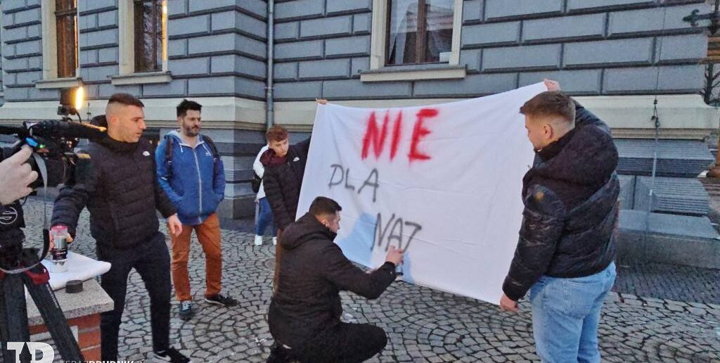 Brunatny cień pod dachem kultury. Prudnik między pamięcią a sprzeciwem