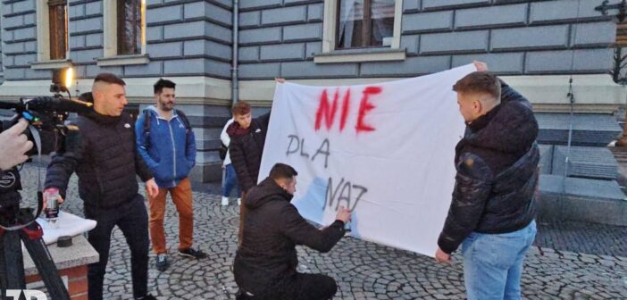 Brunatny cień pod dachem kultury. Prudnik między pamięcią a sprzeciwem