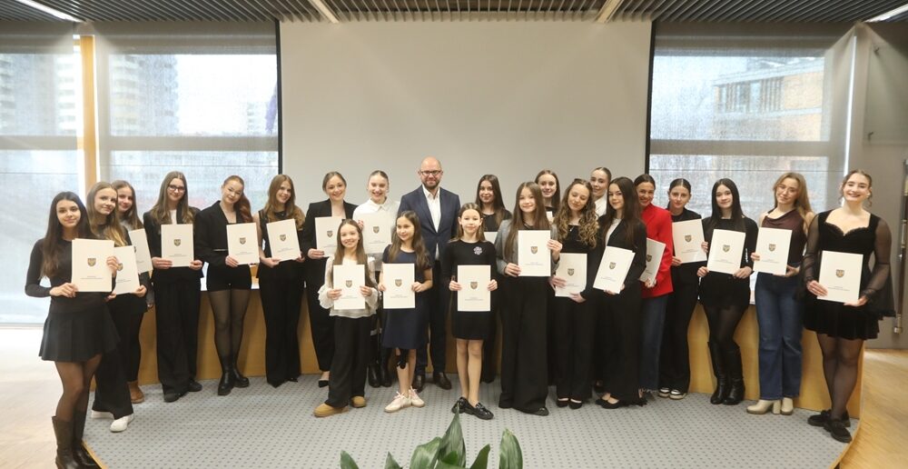 Opolszczyzna w rytmie pomponów i podniebnych figur. Nagrody Marszałka dla najlepszych Opolszczyzna w rytmie pomponów i podniebnych figur. Nagrody Marszałka dla najlepszych