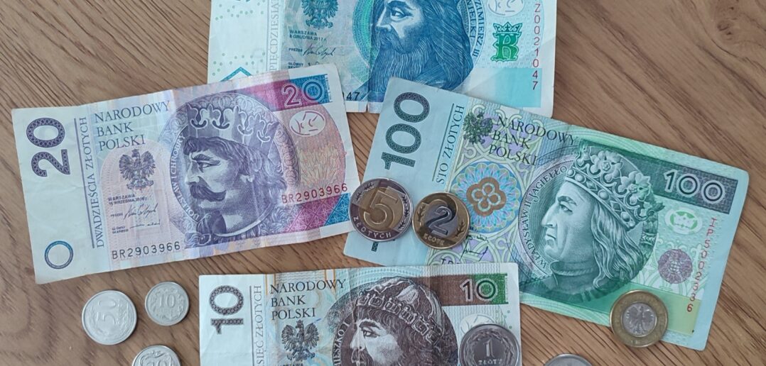 ZUS podnosi świadczenia o 5,3 proc. Kto ile zyska i dlaczego właśnie tyle?