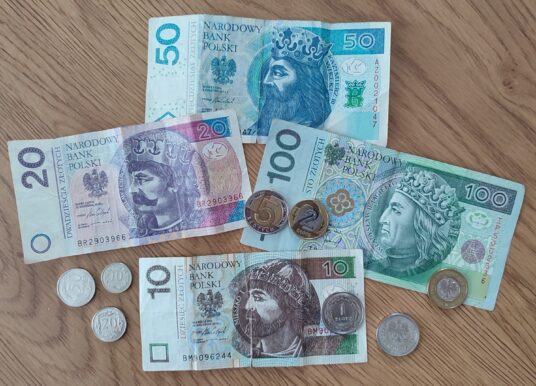 ZUS podnosi świadczenia o 5,3 proc. Kto ile zyska i dlaczego właśnie tyle?