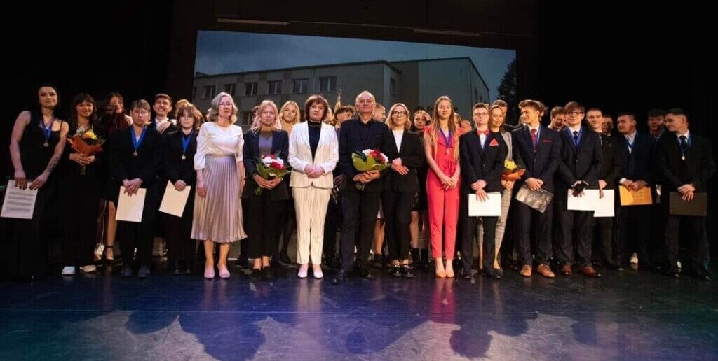 Pożegnanie Maturzyst&oacute;w w Ozimku. Kto zdobył nagrody Starosty?