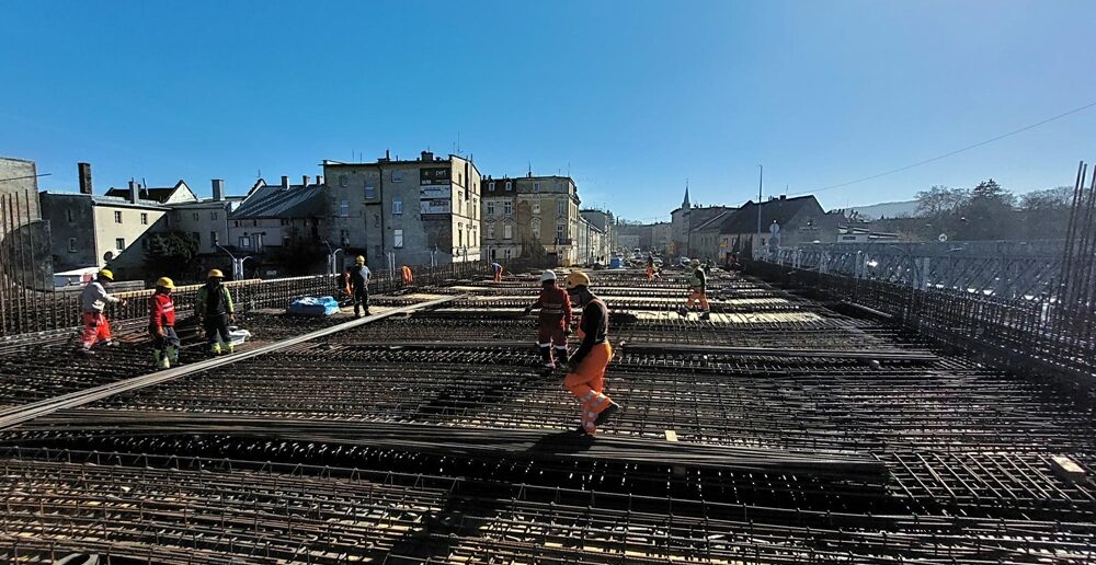 Betonowa noc w Głuchołazach. Most nad Białą Głuchołaską nabiera ostatecznych kształt&oacute;w. A od jutra zmiany w organizacji ruchu