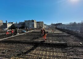 Betonowa noc w Głuchołazach. Most nad Białą Głuchołaską nabiera ostatecznych kształtów. A od jutra zmiany w organizacji ruchu