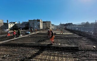 Betonowa noc w Głuchołazach. Most nad Białą Głuchołaską nabiera ostatecznych kształt&oacute;w. A od jutra zmiany w organizacji ruchu