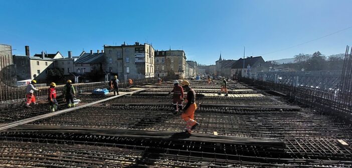 Betonowa noc w Głuchołazach. Most nad Białą Głuchołaską nabiera ostatecznych kształt&oacute;w. A od jutra zmiany w organizacji ruchu