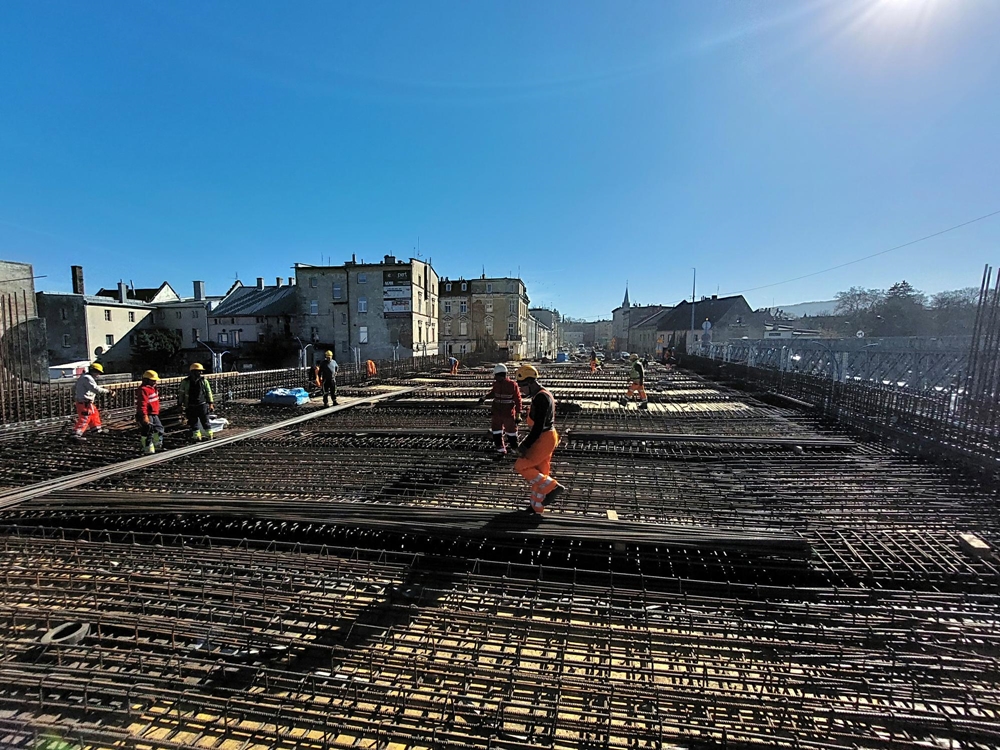 Betonowa noc w Głuchołazach. Most nad Białą Głuchołaską nabiera ostatecznych kształtów. A od jutra zmiany w organizacji ruchu