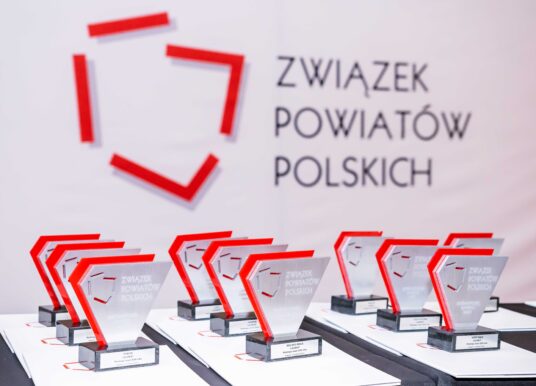Opolskie Perły Samorządności: Powiat Opolski i Prudnicki w Krajowej Elicie