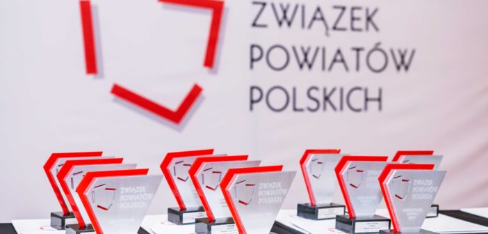 Opolskie Perły Samorządności: Powiat Opolski i Prudnicki w Krajowej Elicie