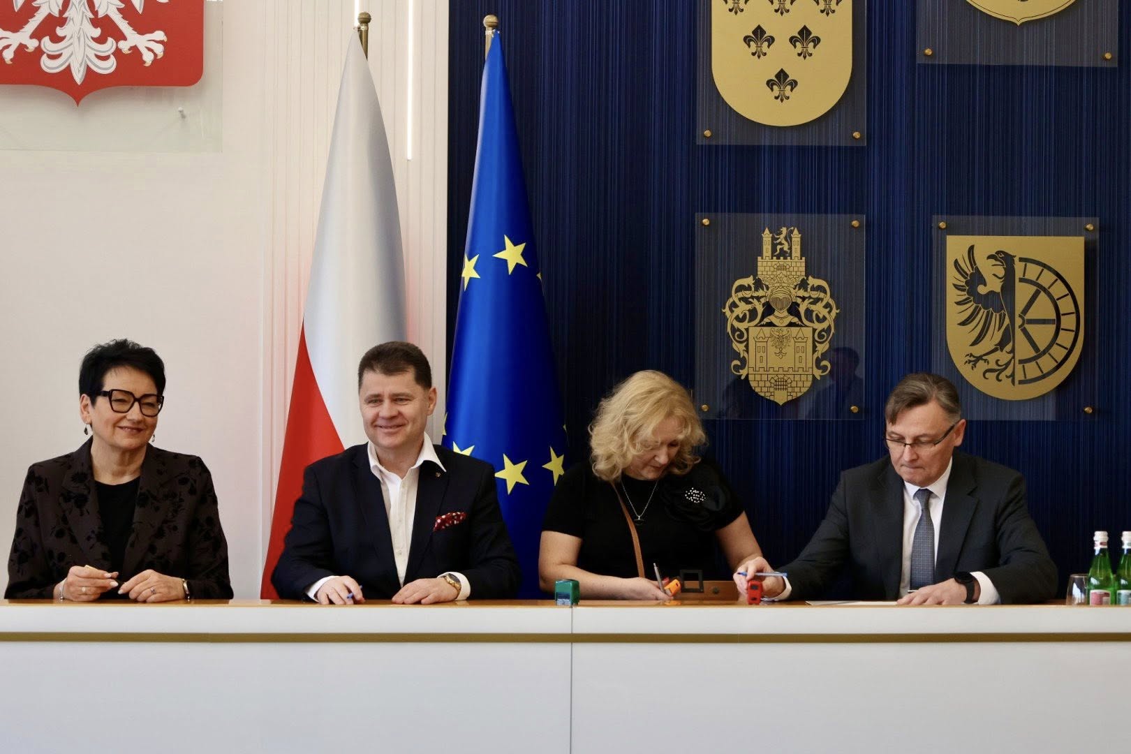 58,8 mln zł na drogi lokalne w Opolskiem. Wojewoda podpisała 33 umowy z samorządami