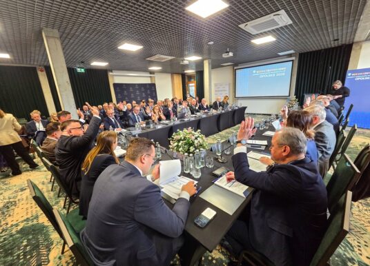 Samorządy walczą o podmiotowość: Kluczowe ustalenia Konwentu Marszałków w Głuchołazach
