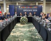 Miliardy na rozw&oacute;j region&oacute;w. Samorządowy &bdquo;okrągły st&oacute;ł&rdquo; w Głuchołazach o przyszłości funduszy unijnych