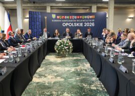 Miliardy na rozwój regionów. Samorządowy „okrągły stół” w Głuchołazach o przyszłości funduszy unijnych