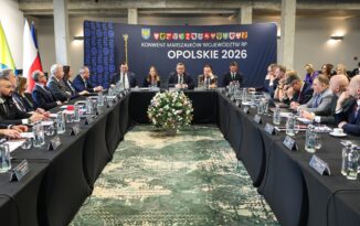 Miliardy na rozw&oacute;j region&oacute;w. Samorządowy &bdquo;okrągły st&oacute;ł&rdquo; w Głuchołazach o przyszłości funduszy unijnych