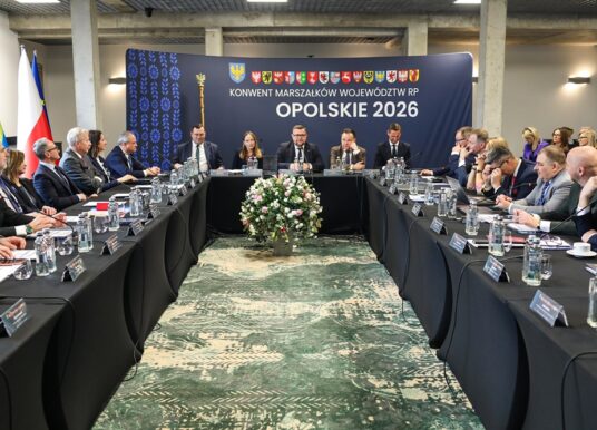 Miliardy na rozwój regionów. Samorządowy „okrągły stół” w Głuchołazach o przyszłości funduszy unijnych